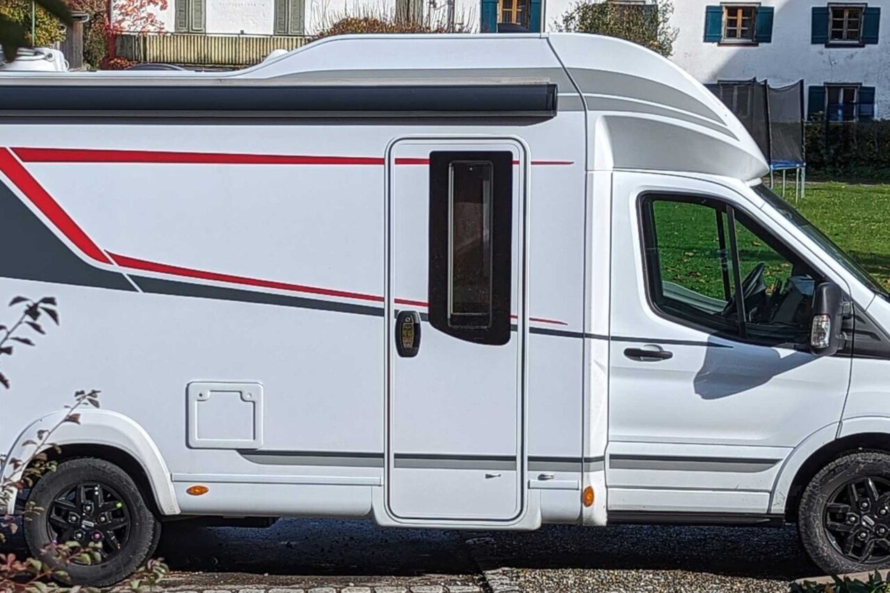 LMC Tourer Lift Ford im Wohnmobil-Test: Komfort und Kreativität im teilintegrierten H 664 G (2024) 3 Tourer Lift H 664 G von der Seite