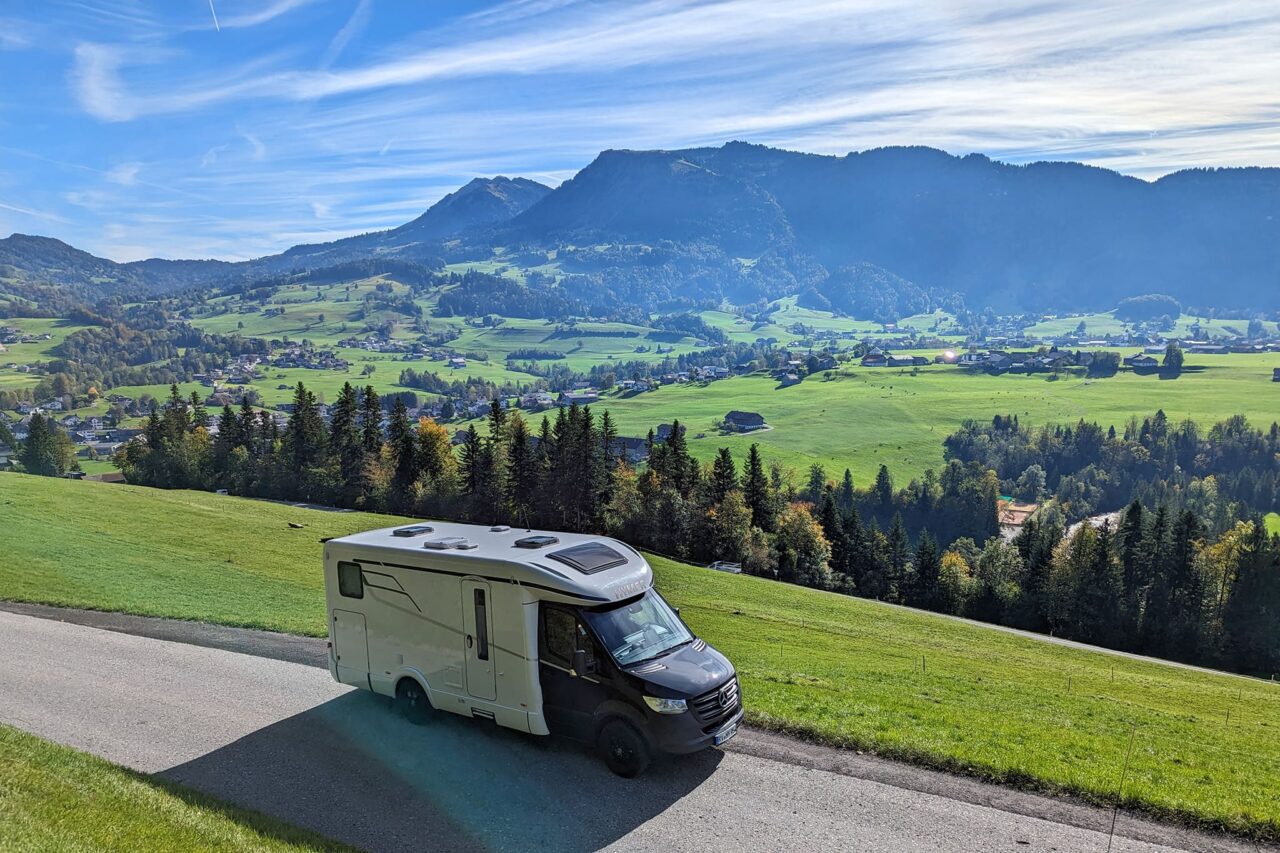 Wohnmobil in Vorarlberg Landschaft