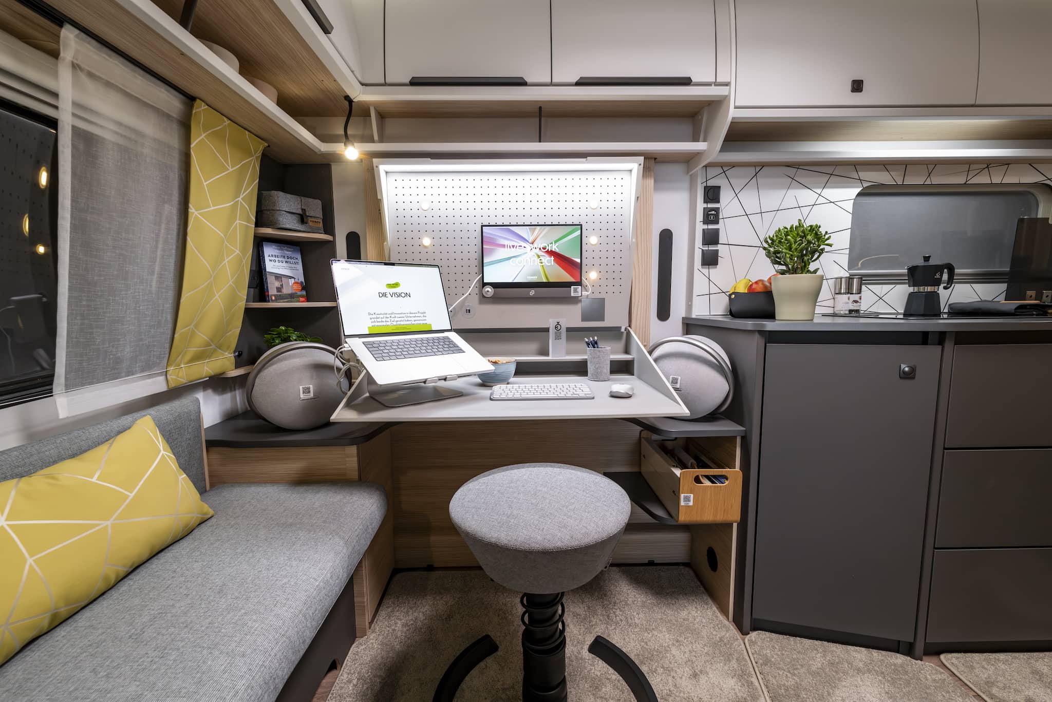 Fendt Apero Connect (2024) – Verschmelzung von Arbeits- und Wohnraum in innovativem Office-Caravan