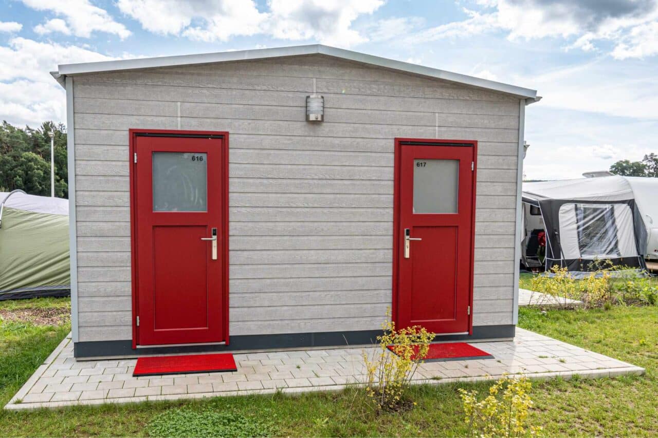 Camping mit Privatsanitär-Langlau_Sanitaerkabineaussen_(c)Zweckverband-Brombachsee