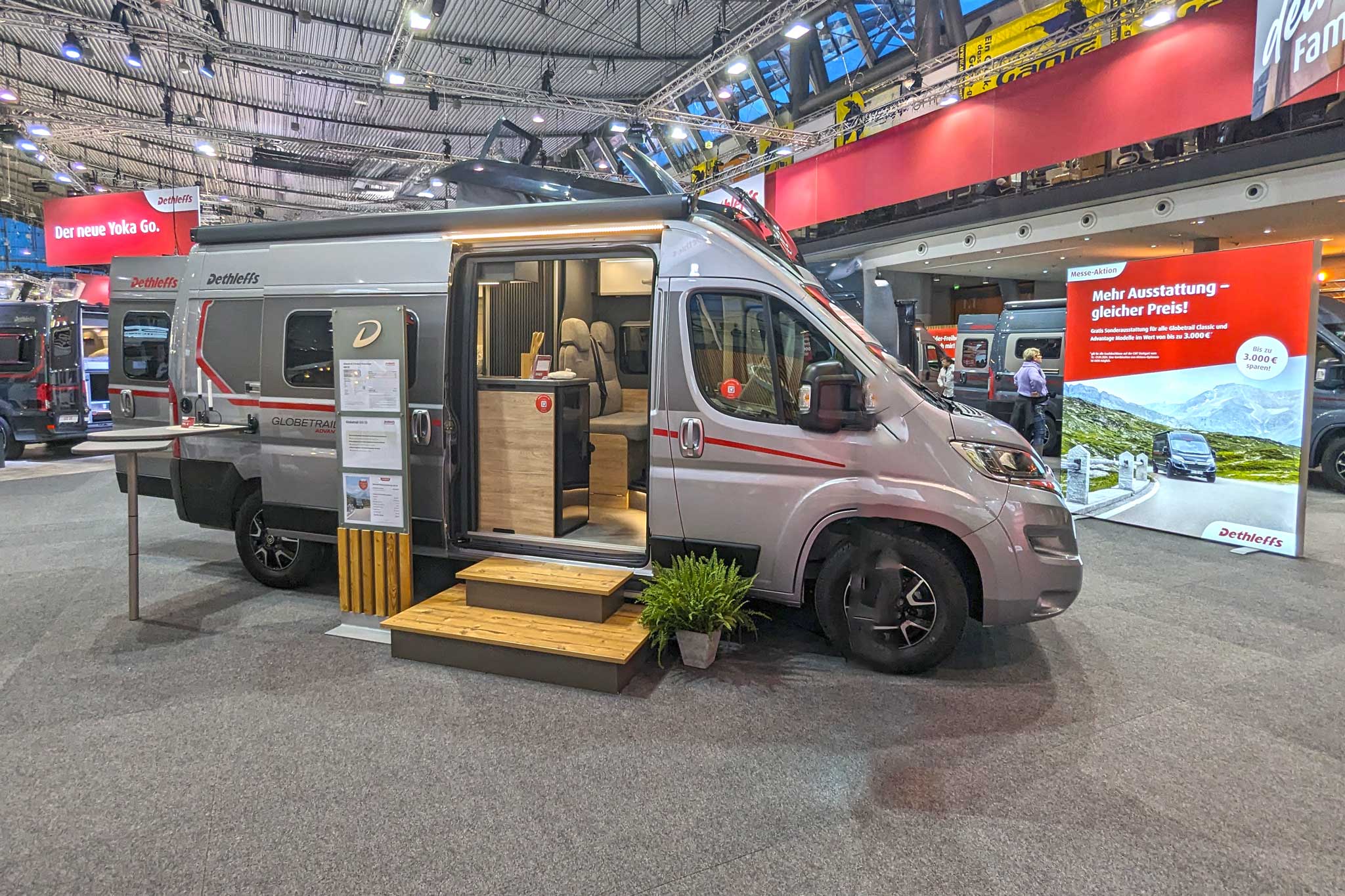 Dethleffs Globetrail 600 ER (2024) – Grundriss mit Längs-Einzelbetten und Schlafplätzen für bis zu 5