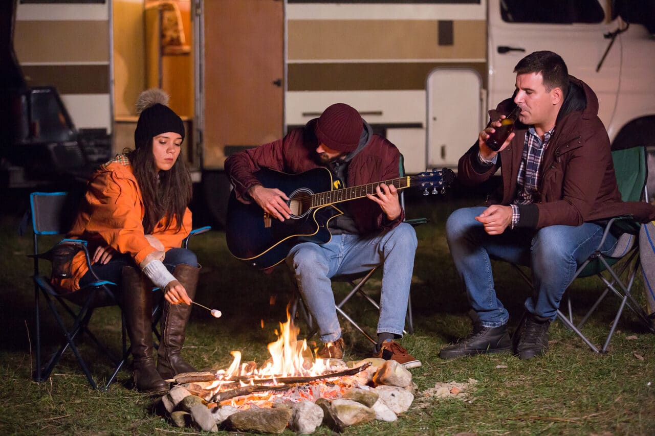 Die 12 größten Camping-Ärgernisse: Was Camper wirklich auf die Palme bringt – und wie du für Harmonie sorgen kannst! 5 camping party
