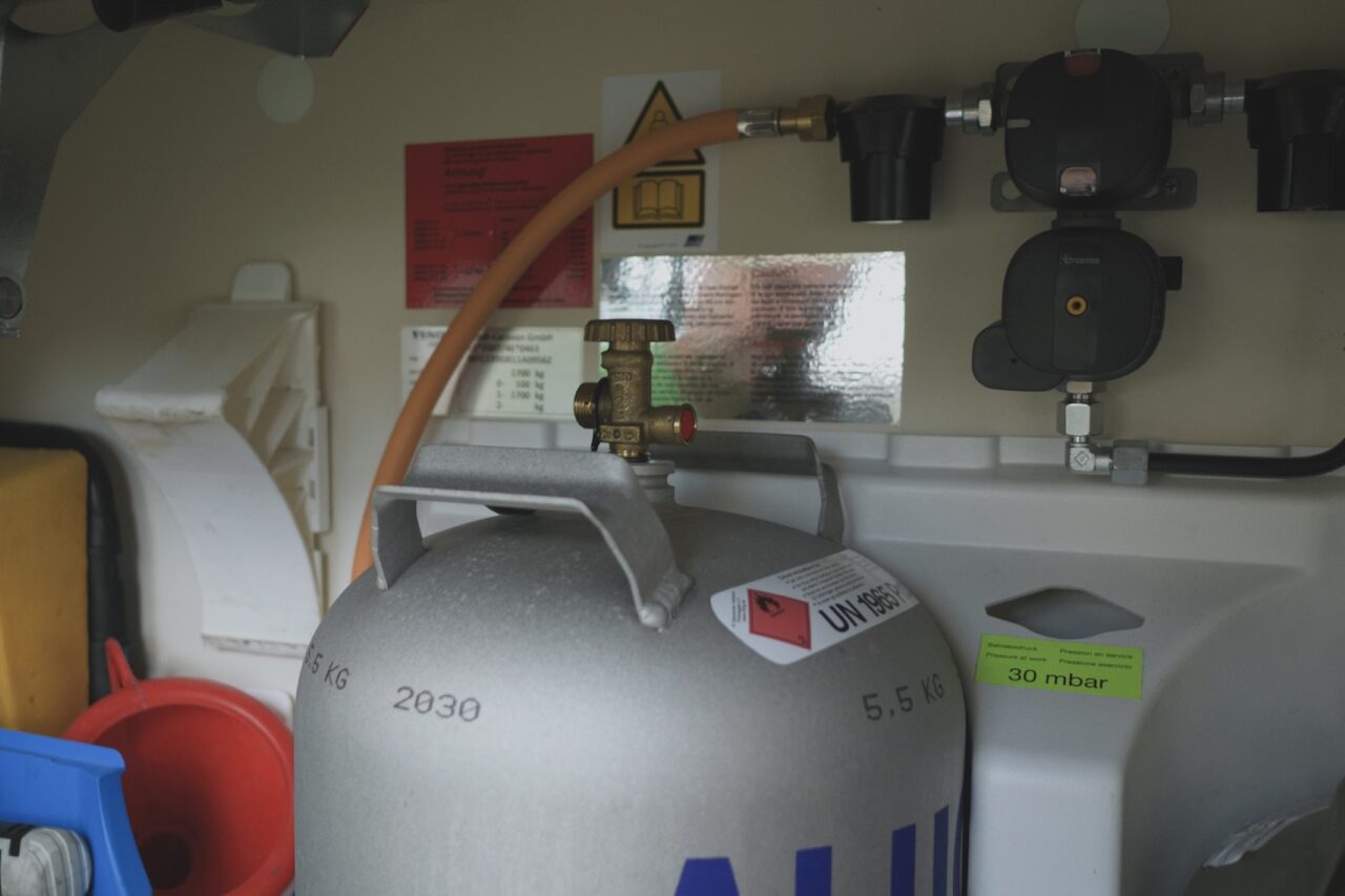 Gasflasche im Gaskasten eines Wohnwagens