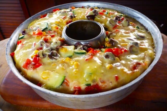 Pizza aus dem Omnia Backofen: Einfache Camping-Rezepte