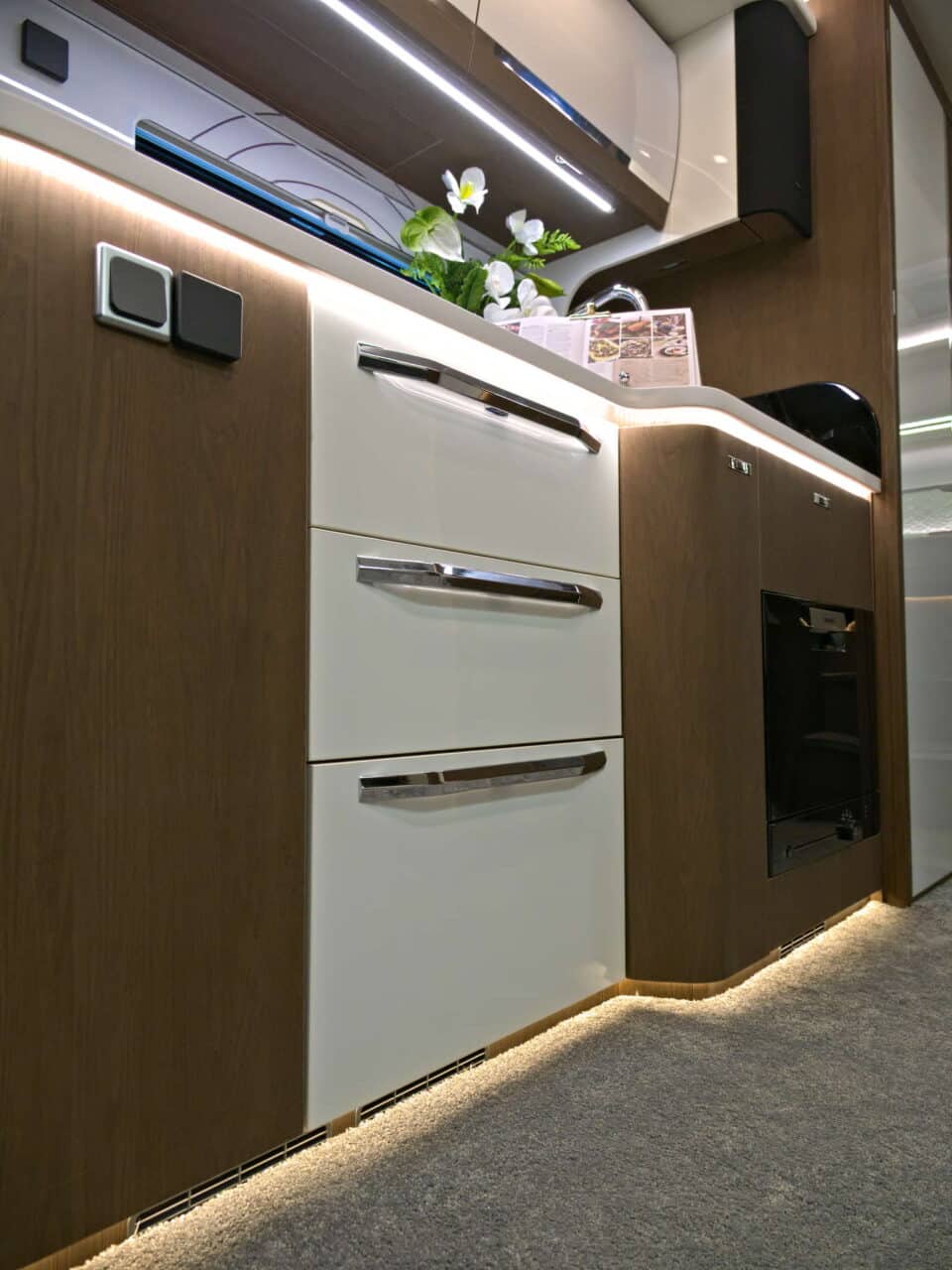 Deddle Carbonic Liner 78: Luxus-Wohnmobil aus China mit Waschmaschine, Ofen und smarter Toilette 14 Deddle RV Carbonic Liner 78 - Schubladen Caravan Salon 2024