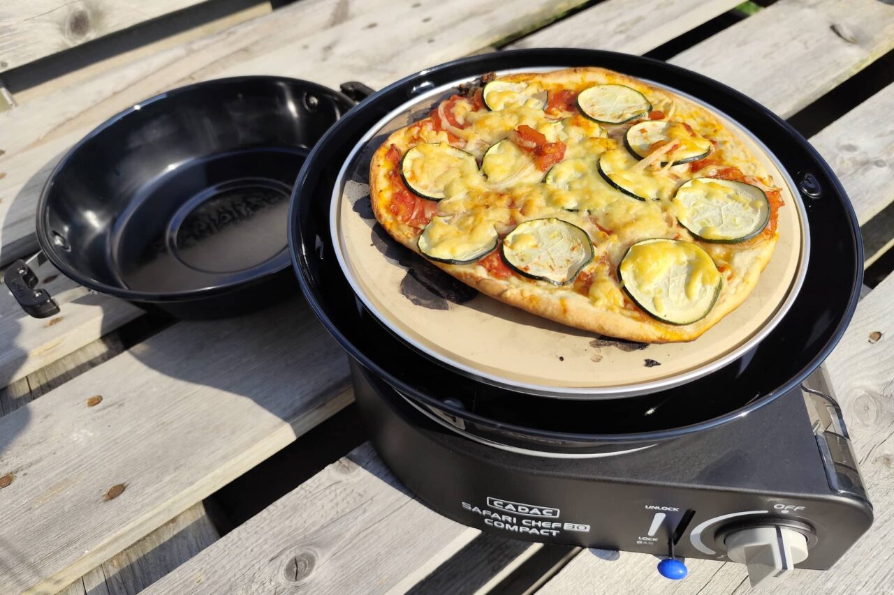 pizza auf dem camping grill pizzastein