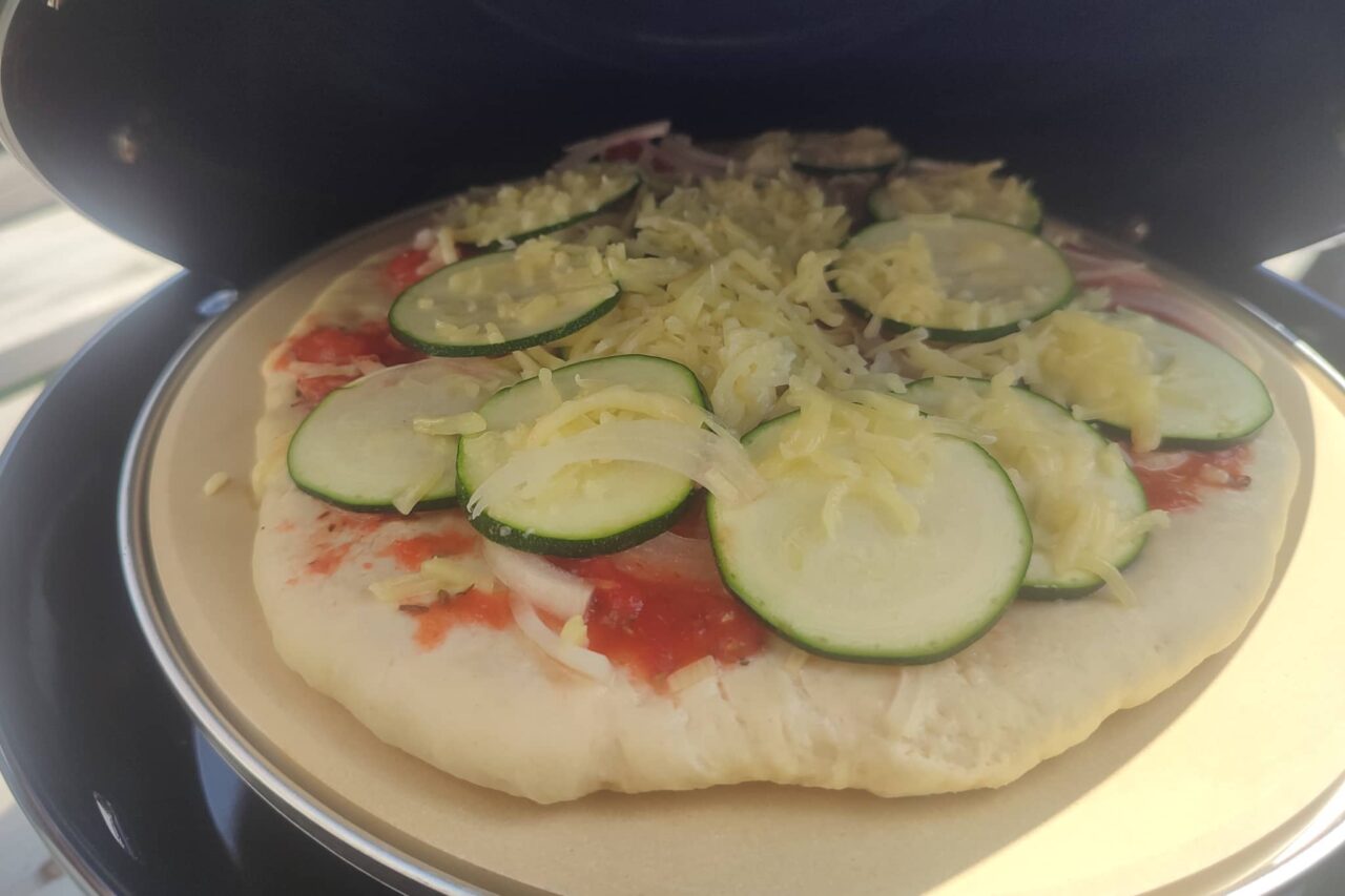 pizza backen auf dem campinggrill