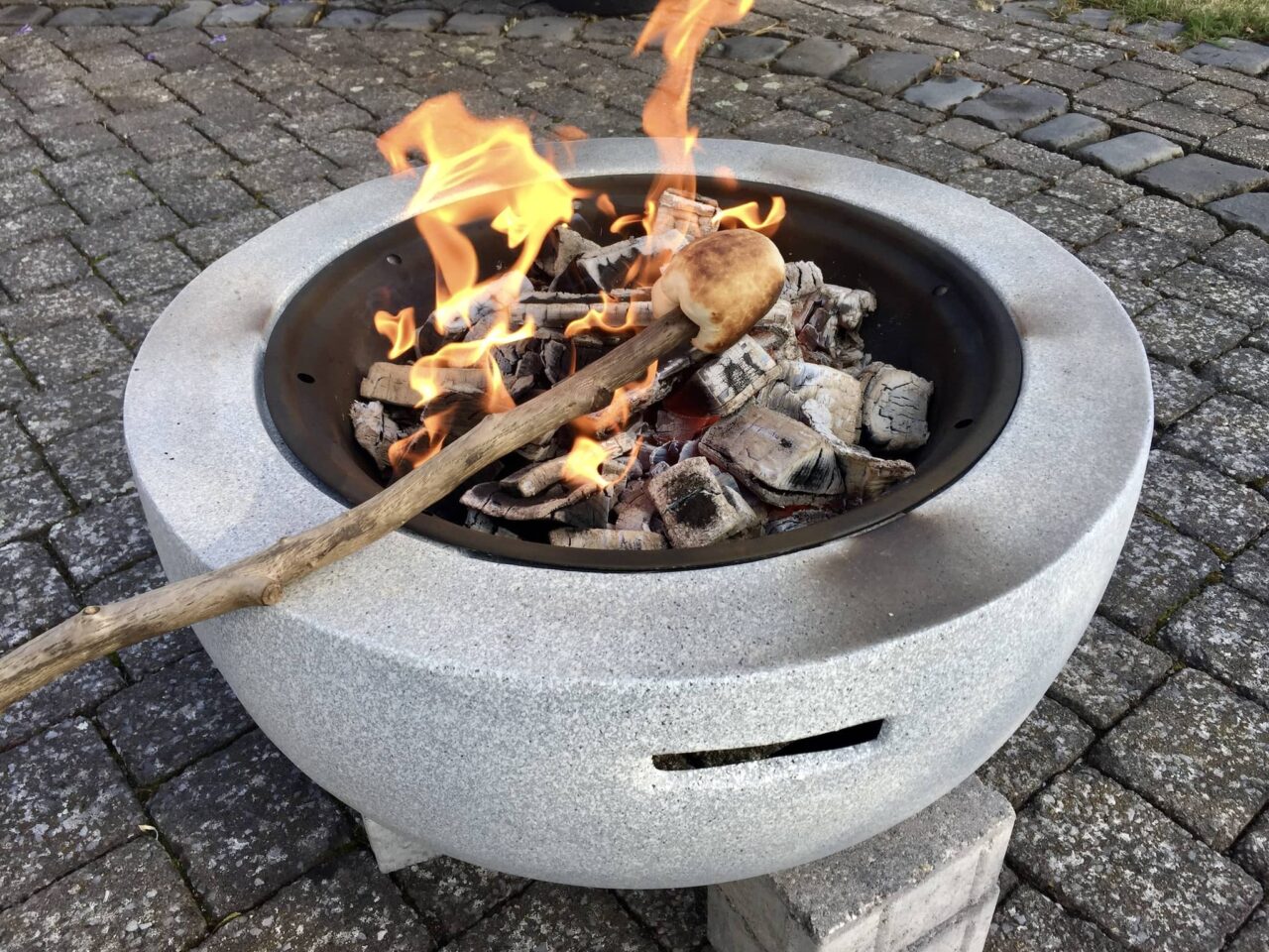 Feuer als Gefahr für Kinder auf dem Campingplatz