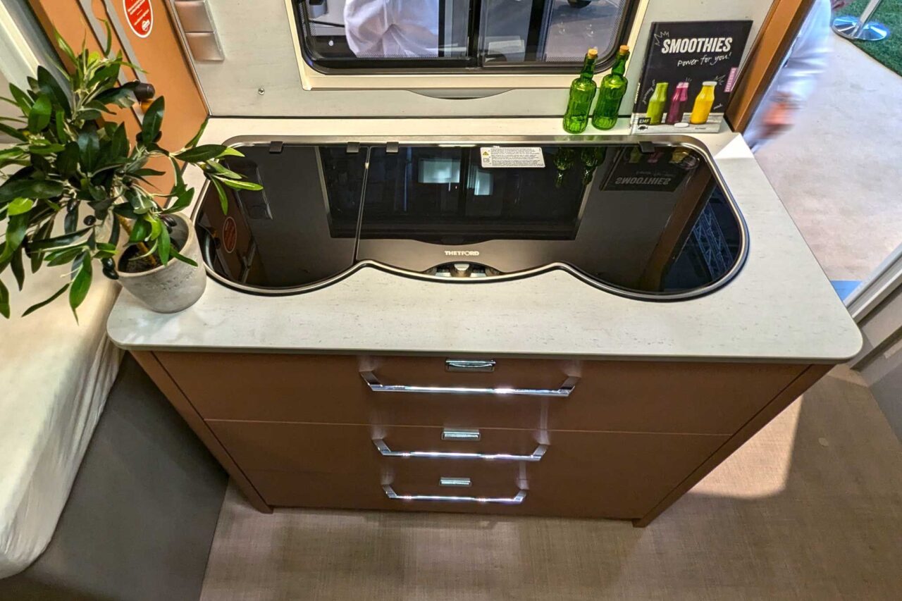 buerstner averso plus 520 tl kueche caravan salon 2024 c stefan blanz