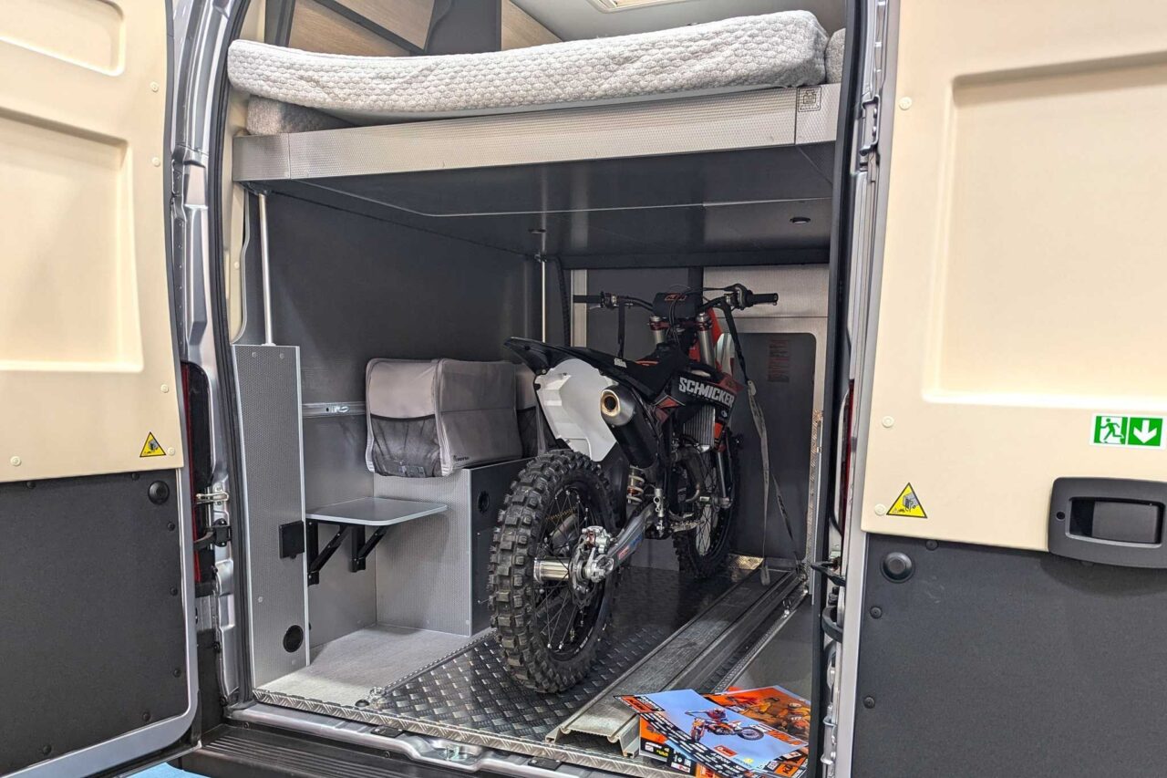 dreamer sport addict caravan salon 2024 garage mit motorrad