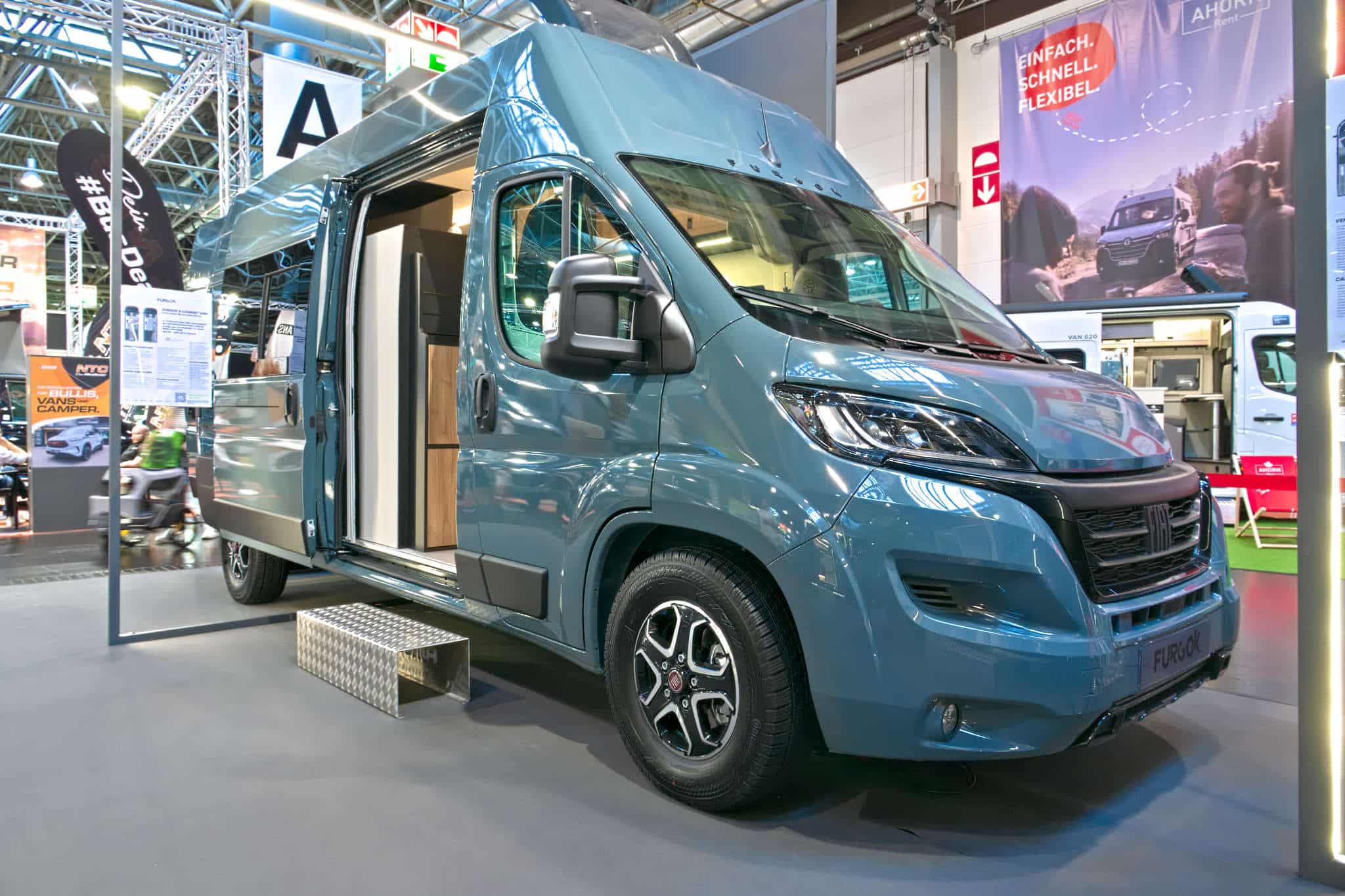 FURGOK X-LOUNGE 600+ (2025): variabler Kastenwagen mit elektrischem Hubbett und flexiblem Bad