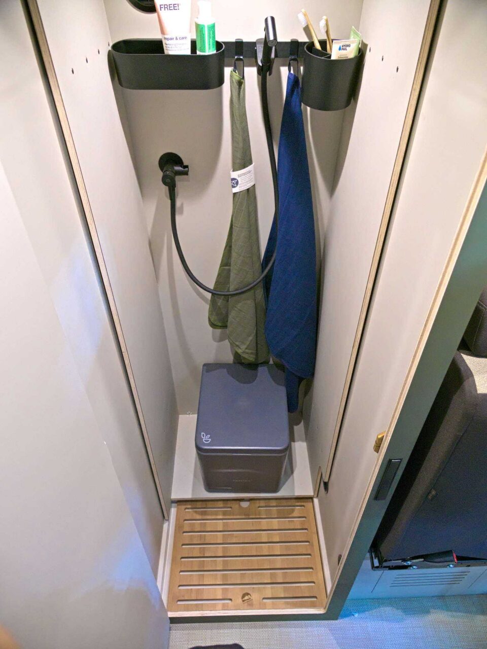 kompanja zwei dusche ausgezogen