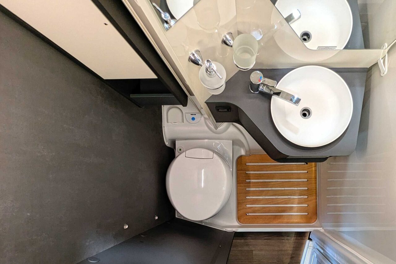 laika kosmo l 105 caravan salon 2024 wc und bad