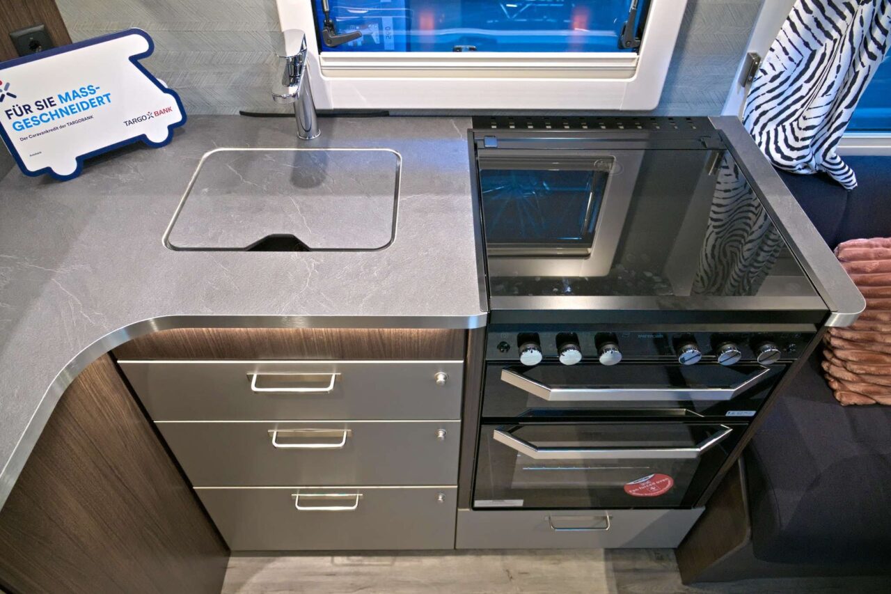 polar blueline 590 bfw kueche herd und arbeitsplatte caravan salon 2024 c jalil landero flores