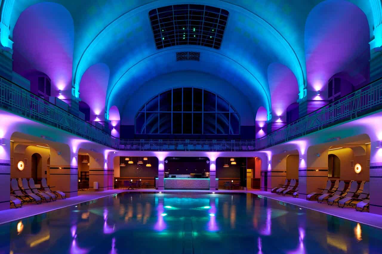 b therme totale thermenbar tuerkis violett