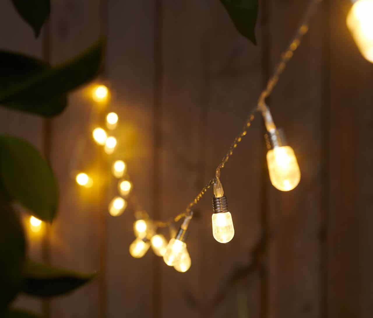 Camping mit Tchibo: Praktische Camping-Gadgets für den Alltag unterwegs zum kleinen Preis 2 Tchibo LED-Lichterkette Mini-Glühbirnen
