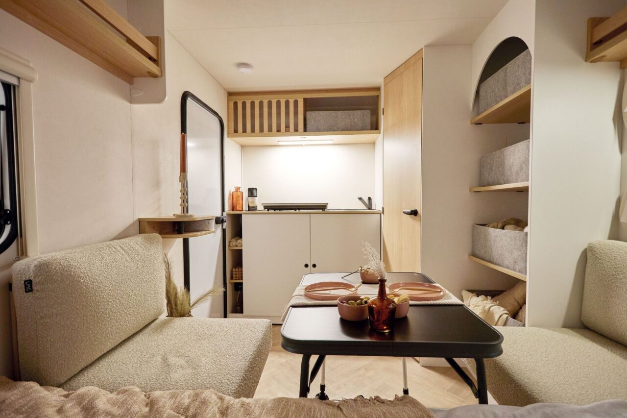 LMC e:dero Wohnwagen: Minimalistisches Campen schon ab 13.490 EUR 2 lmc e dero interieur durchschuss 1