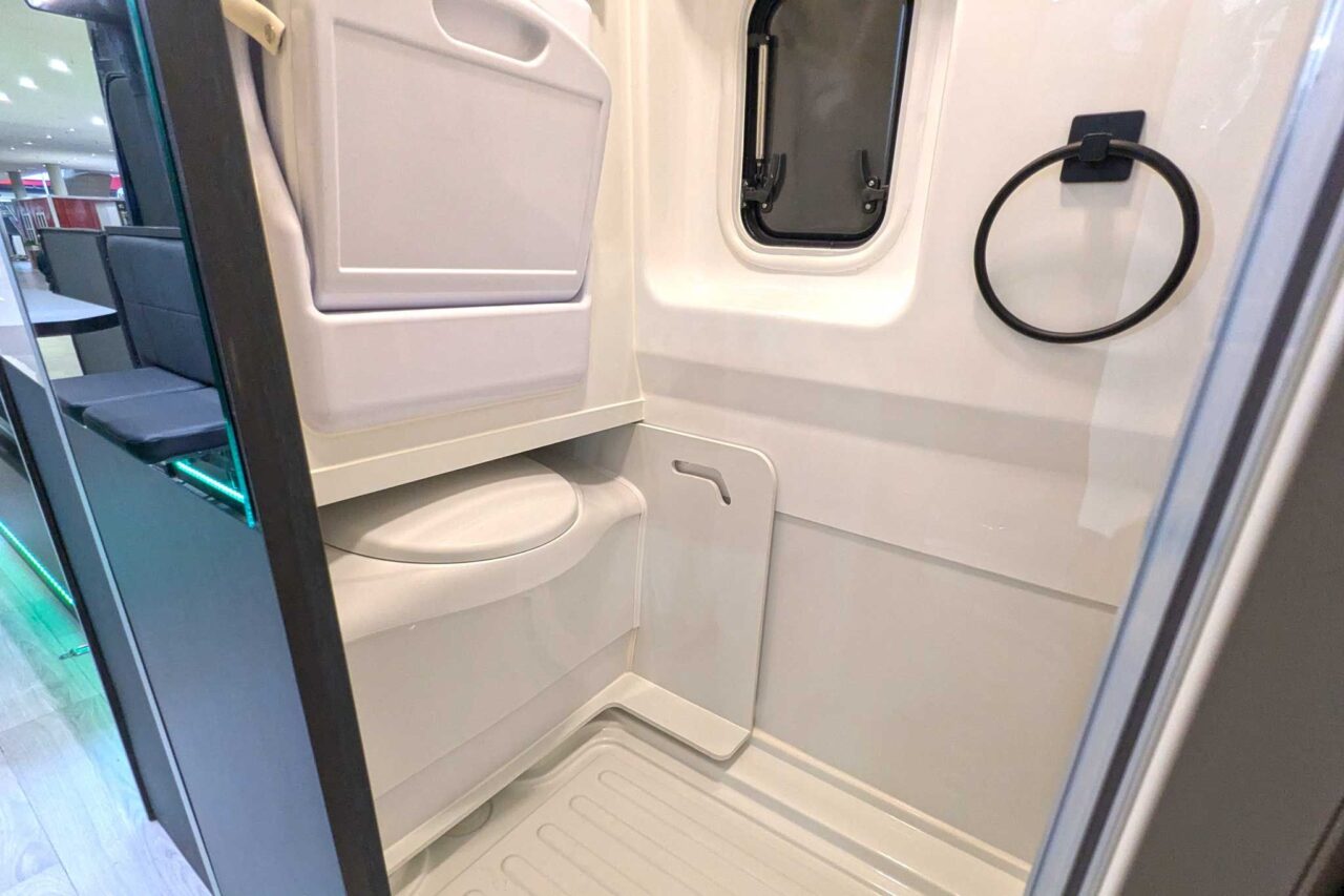 Iridium e-V25 (2025) – innovativer Elektro-Camper auf Ford Transit-Basis mit effizienter Raumgestaltung 6 iridium e v25 cmt 2025 bad