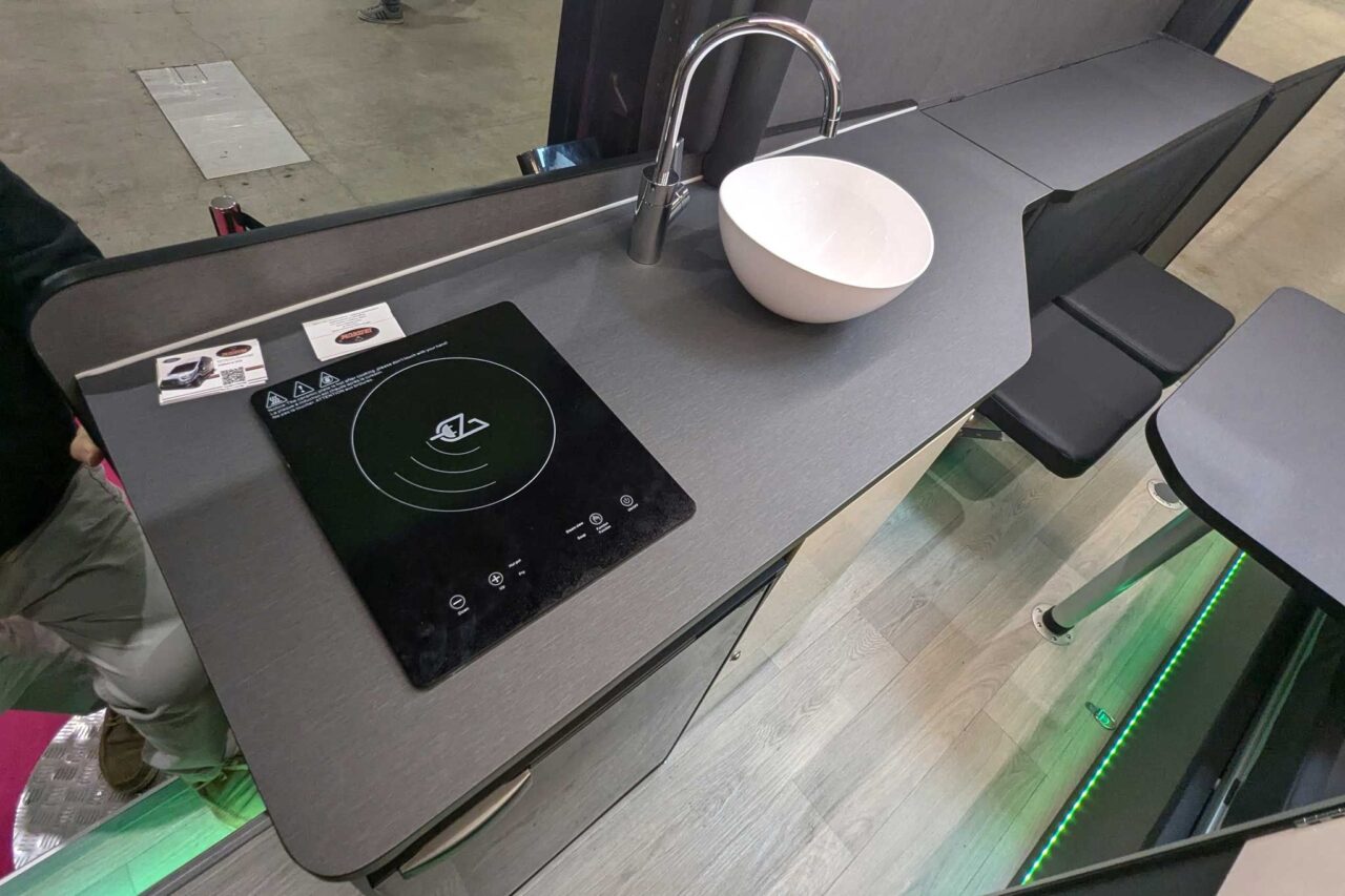 Iridium e-V25 (2025) – innovativer Elektro-Camper auf Ford Transit-Basis mit effizienter Raumgestaltung 4 iridium e v25 cmt 2025 kueche