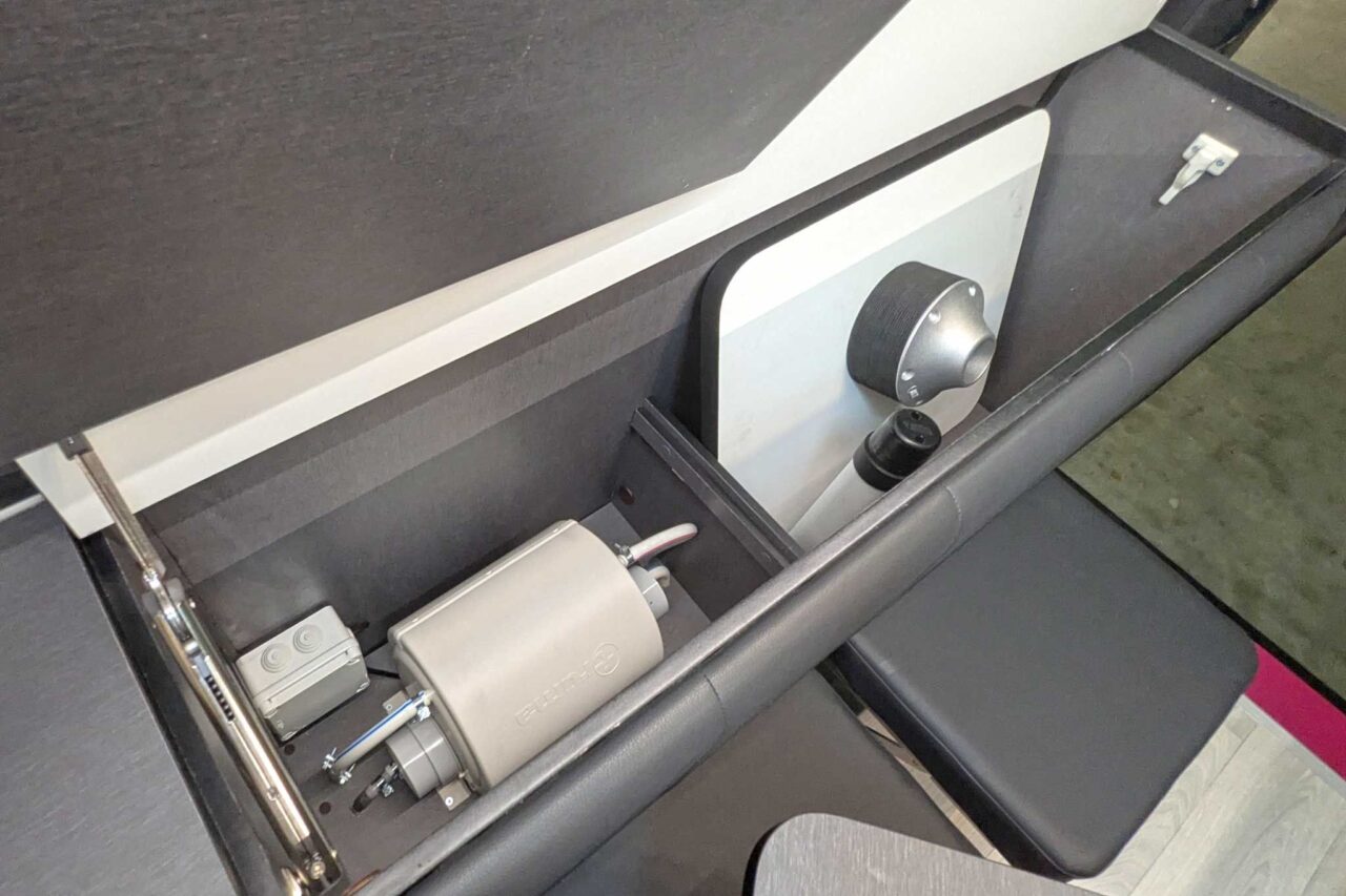 Iridium e-V25 (2025) – innovativer Elektro-Camper auf Ford Transit-Basis mit effizienter Raumgestaltung 5 iridium e v25 cmt 2025 truma tisch