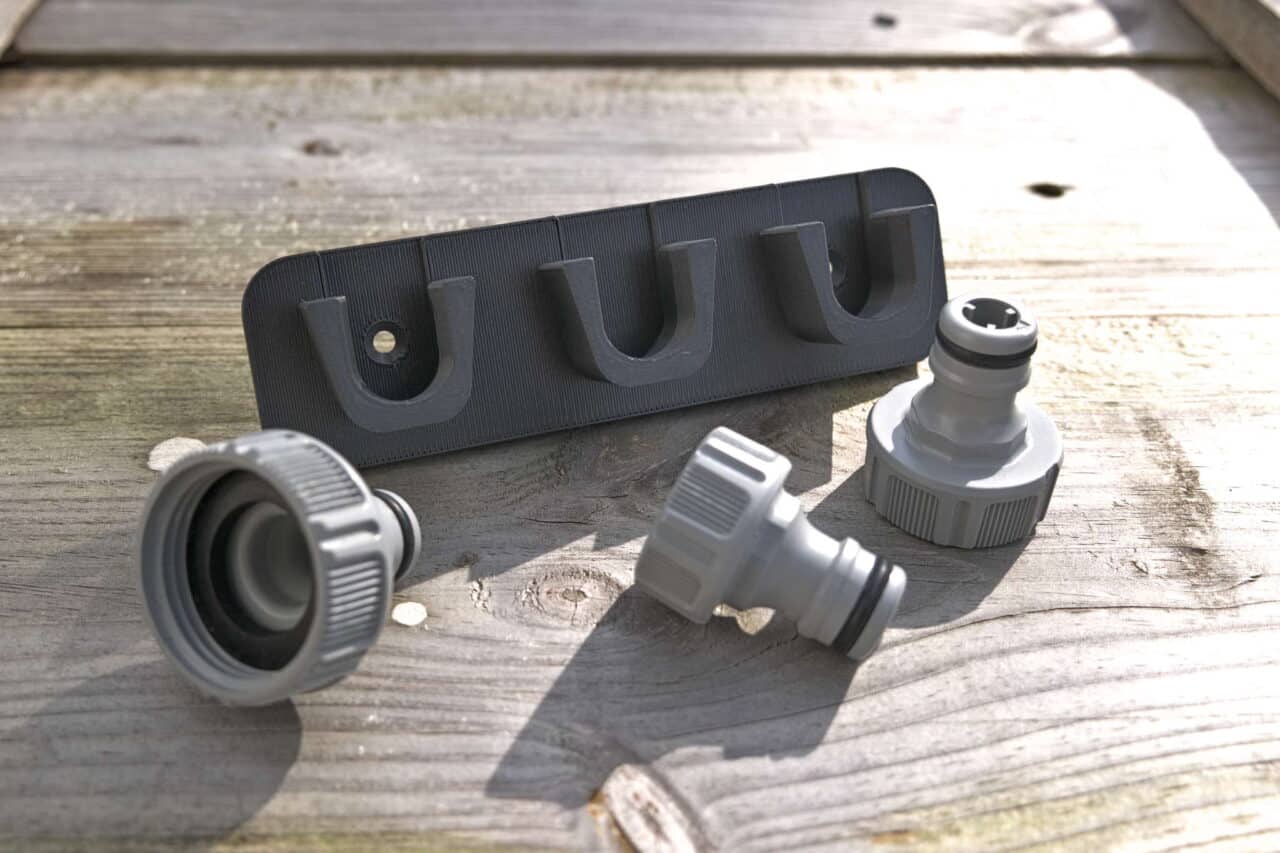 Mehr Ordnung beim Camping: Mit dieser Halterung hast du deine Wasserschlauch-Adapter immer griffbereit - jetzt 15% sparen! 2 Halterung für 3 Wasserschlauch-Anschlüsse