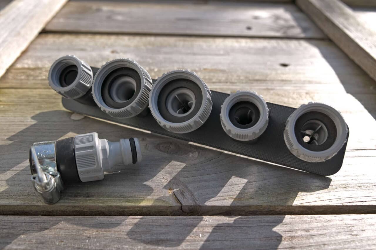 Mehr Ordnung beim Camping: Mit dieser Halterung hast du deine Wasserschlauch-Adapter immer griffbereit - jetzt 15% sparen! 3 Halterung für 5 Wasserschlauch-Anschlüsse