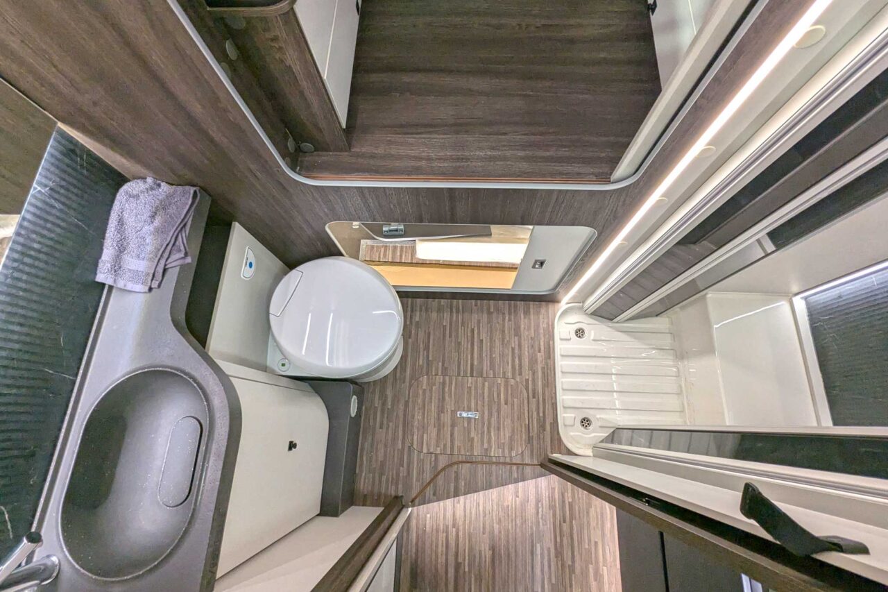 Mobilvetta Kea Kompakt (2025): Wohnmobile mit hochwertiger Verarbeitung & innovativer Raumgestaltung 7 Heckbad Mobilvetta Kea Kompakt 55 2802 1