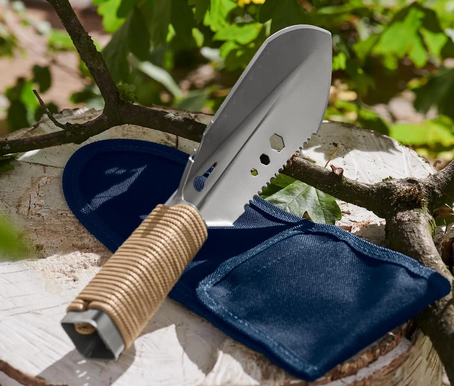 Camping mit Tchibo: Praktische Camping-Gadgets für den Alltag unterwegs zum kleinen Preis 3 Tchibo 9-in-1-Camping-Schaufel