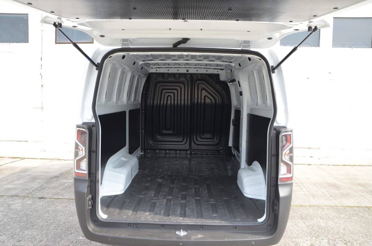 Mehr als ein Lieferwagen: Dieser neue Elektro-Transporter könnte bald zum Campervan werden 4 04 ARI 901 XL Laderaum Heckansicht