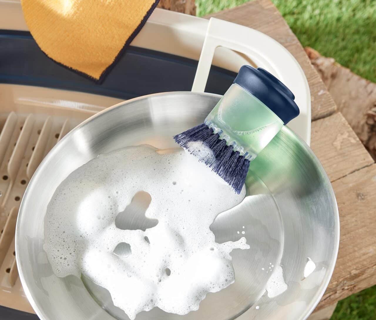 Clevere Küchenhelfer fürs Camping: Nützliche Gadgets zu unschlagbaren Preisen 6 Tchibo Spülbürste mit integriertem Spender