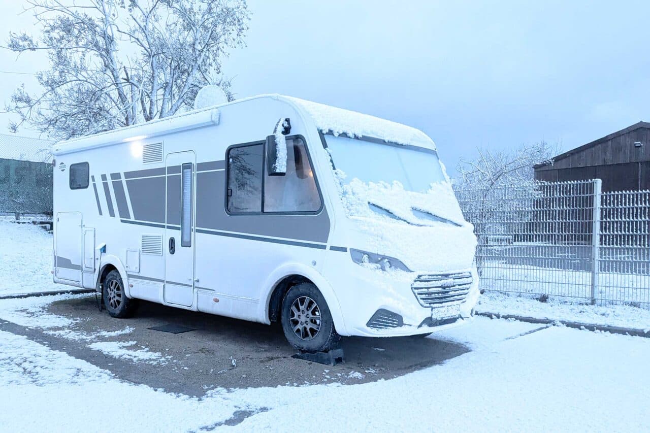 Carado I338 pro+ im Camperstyle-Langzeittest: kompakter Integrierter für Allzeit-Camper und Familien 18 Wohnmobil im Schnee
