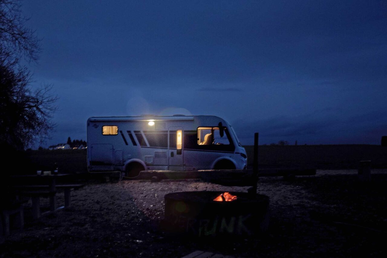 Carado I338 pro+ im Camperstyle-Langzeittest: kompakter Integrierter für Allzeit-Camper und Familien 7 Wohnmobil in der Nacht