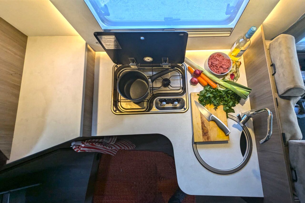 Carado I338 pro+ im Camperstyle-Langzeittest: kompakter Integrierter für Allzeit-Camper und Familien 8 Küche von oben