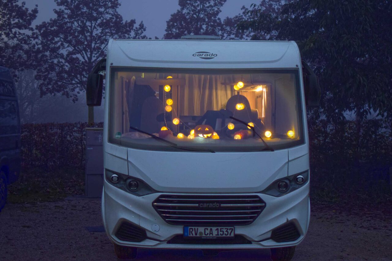 Carado I338 pro+ im Camperstyle-Langzeittest: kompakter Integrierter für Allzeit-Camper und Familien 14 Carado I338 mit Halloween-Deko