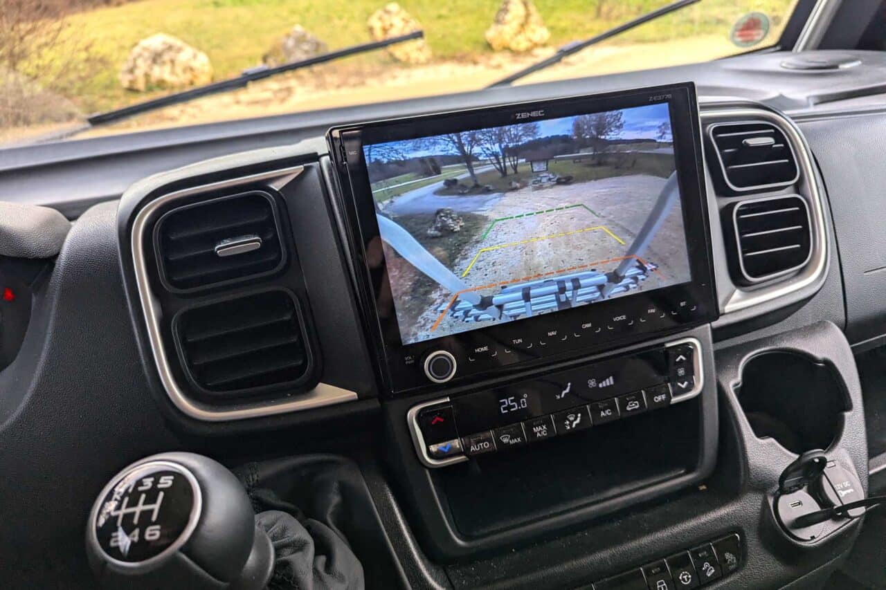 Carado I338 pro+ im Camperstyle-Langzeittest: kompakter Integrierter für Allzeit-Camper und Familien 17 Display für Rückfahrkamera