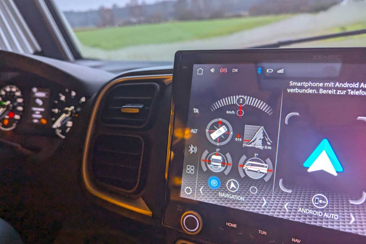 Carado I338 pro+ im Camperstyle-Langzeittest: kompakter Integrierter für Allzeit-Camper und Familien 16 Multimedia-Einheit mit Navigation im Fiat Ducato