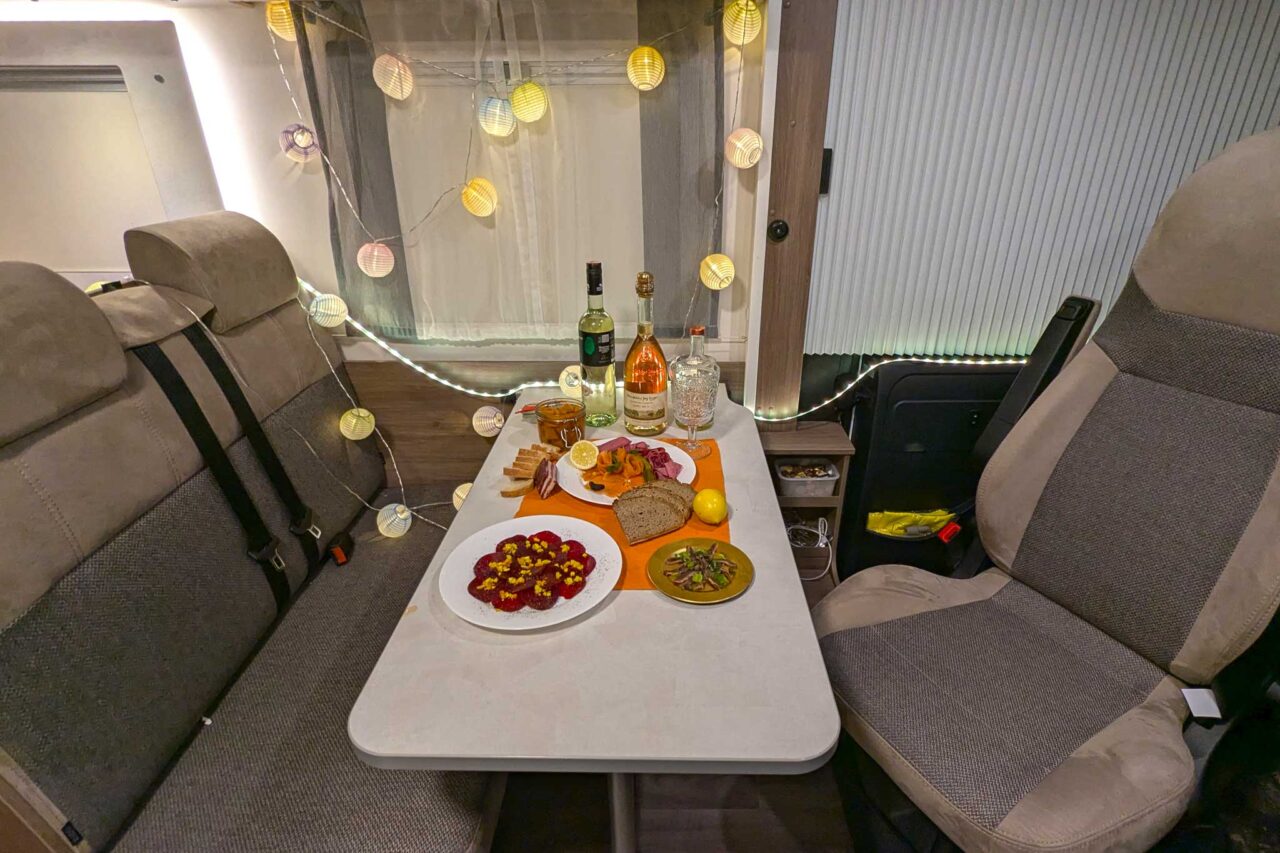 Carado I338 pro+ im Camperstyle-Langzeittest: kompakter Integrierter für Allzeit-Camper und Familien 13 gedeckter Tisch