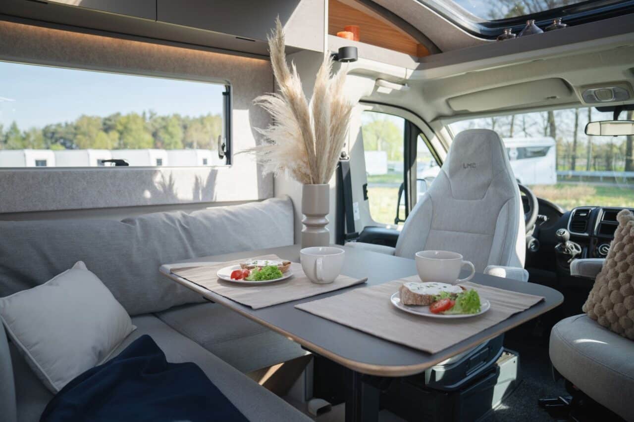 LMC Cruiser T740EL Sitzgruppe