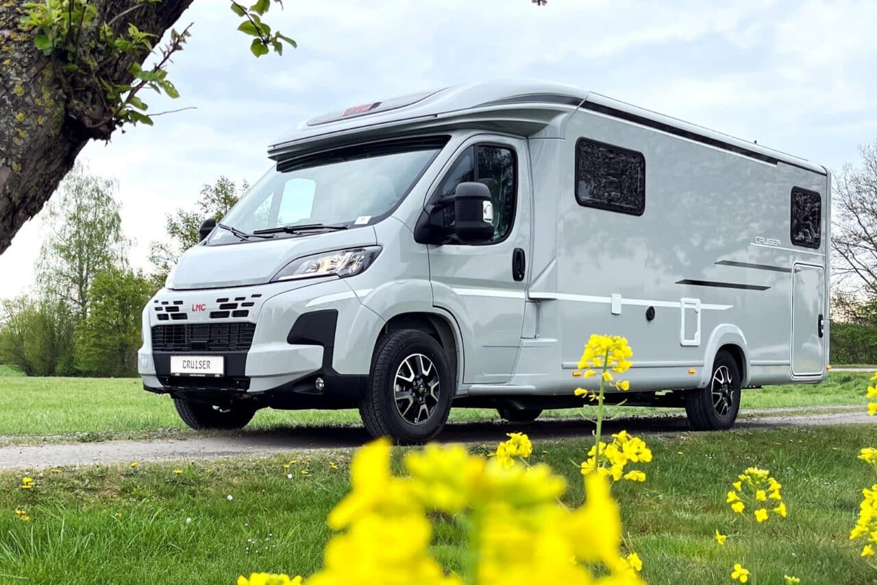 LMC Cruiser T740EL aussen Feld von vorne