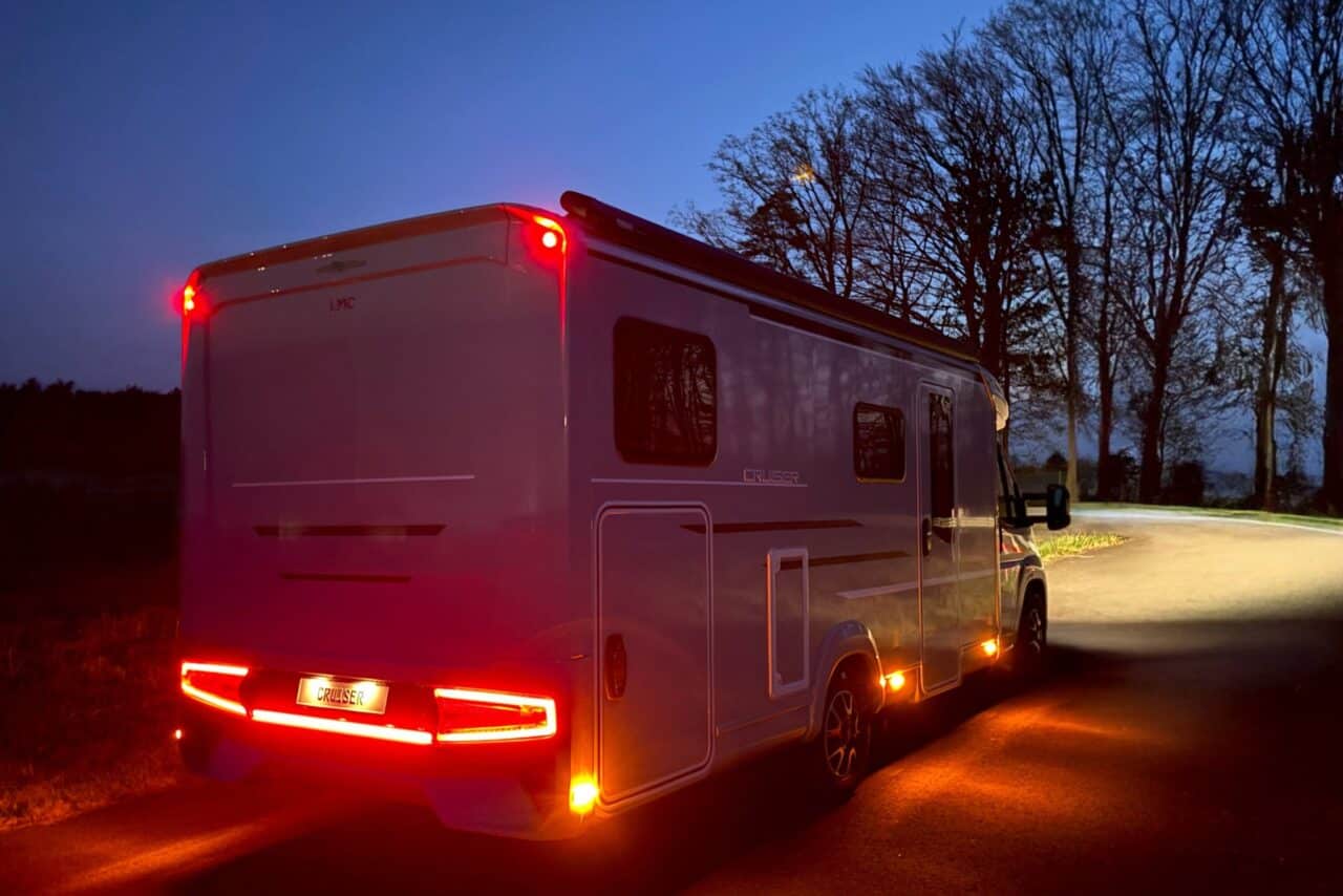 LMC Cruiser T740EL aussen von hinten Nacht