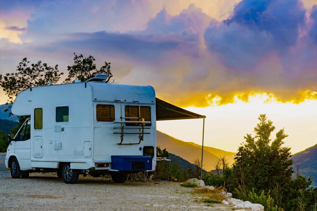 Wohnmobil mit Markise bei Sonnenuntergang