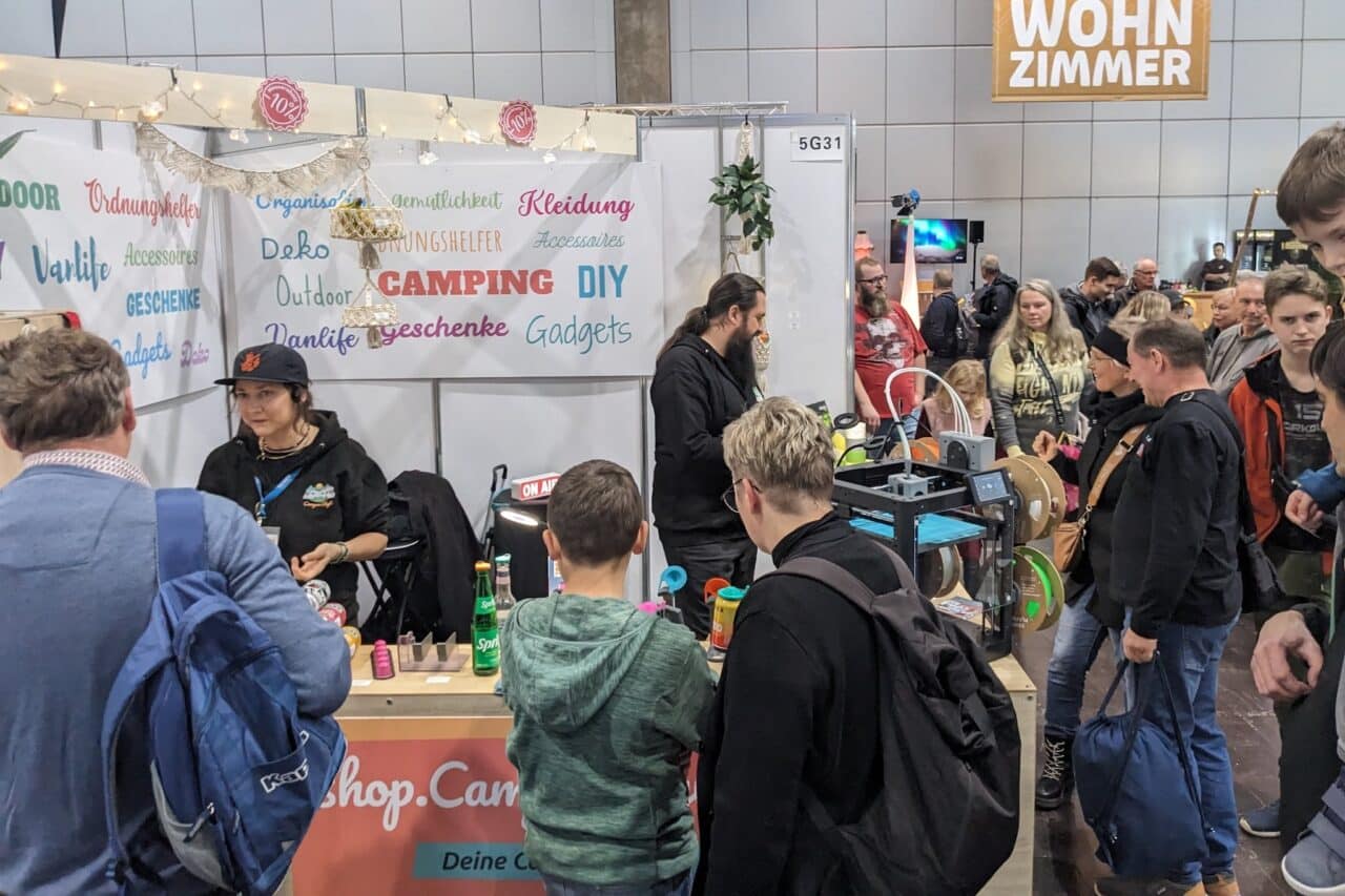 touristik-caravaning-leipzig-campingmesse-2025-stand-camperstyle-mit-besuchern touristik caravaning leipzig campingmesse 2025 stand camperstyle mit besuchern