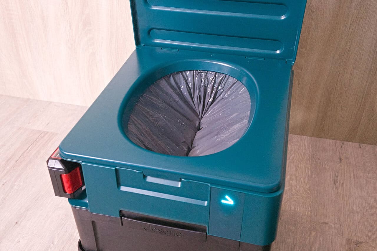 Modernes Campingtoiletten mit Recycling-Kunststoff, ideal für unterwegs.