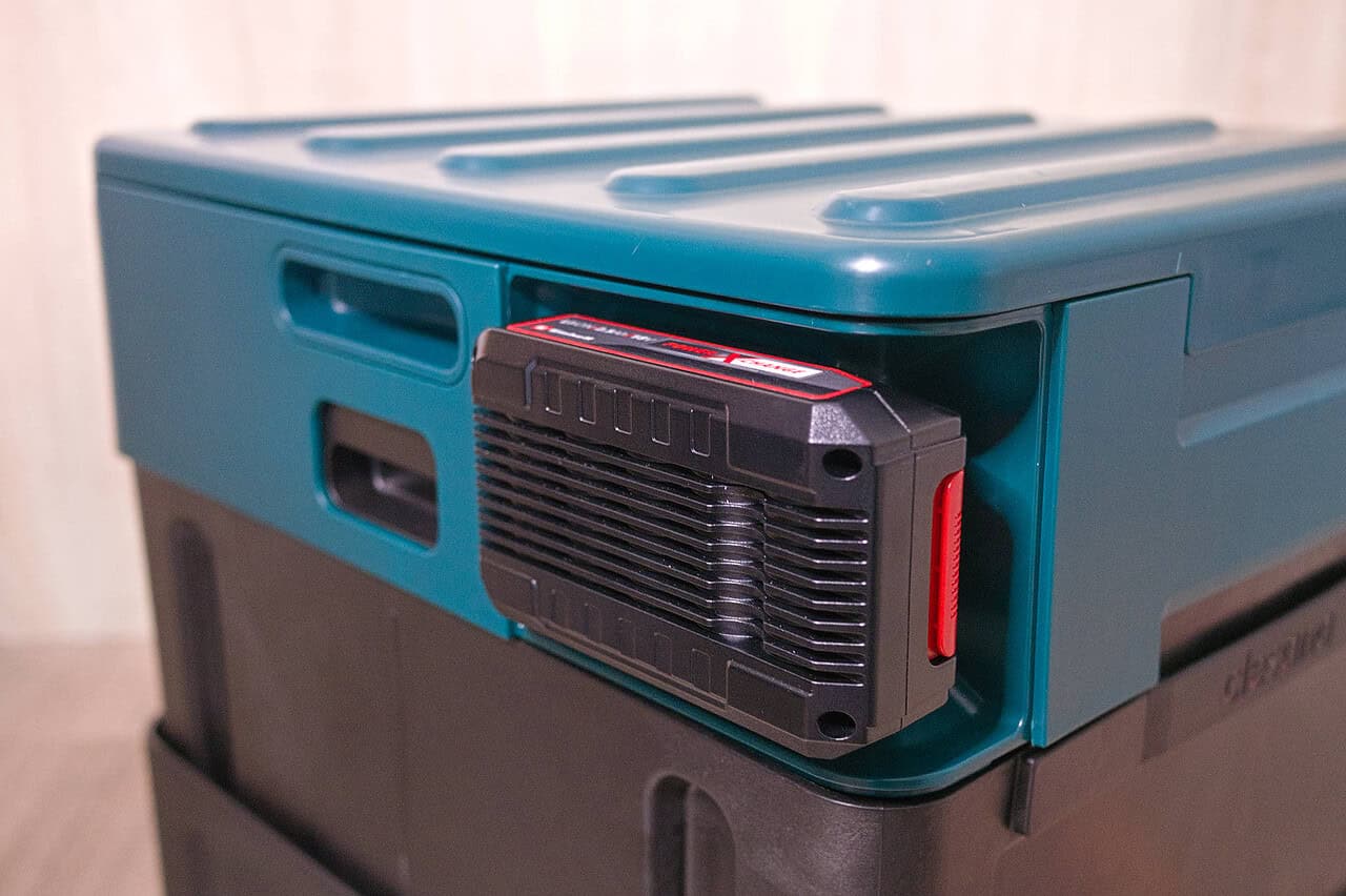 Kompakter, tragbarer Kühlschrank für Camper und Vanlife mit energiesparender Technik.