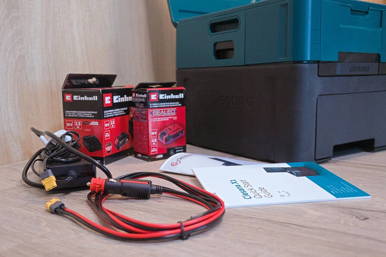 Einhell-Akkus, ein Netzteil und ein 12-Volt-Anschluss bilden die Stromversorgung für die Clesana X1