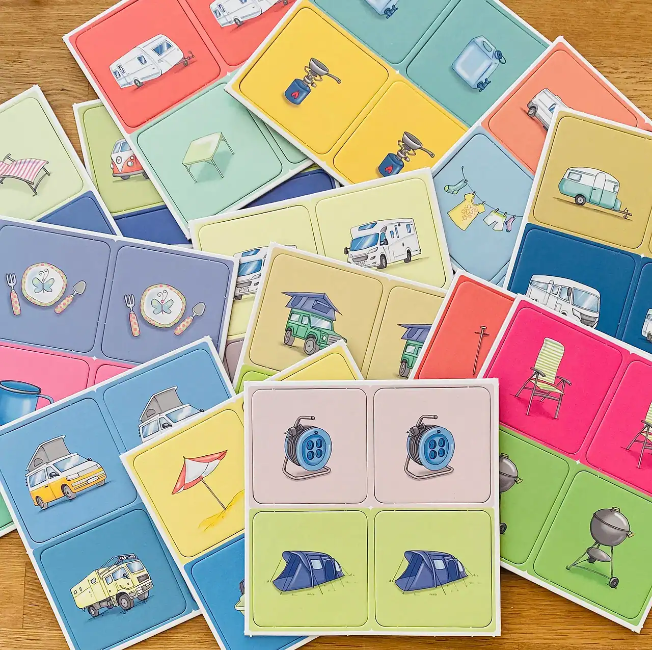 Weihnachten kommt! 6 süße Geschenkideen für Campingkinder und kleine Entdecker 4 Bunte Camping Spielkarten mit Bildern von Zelten, Autos und Campingzubehör für Kinder. Perfekt für Spielen im Freien und Campingabenteuer.