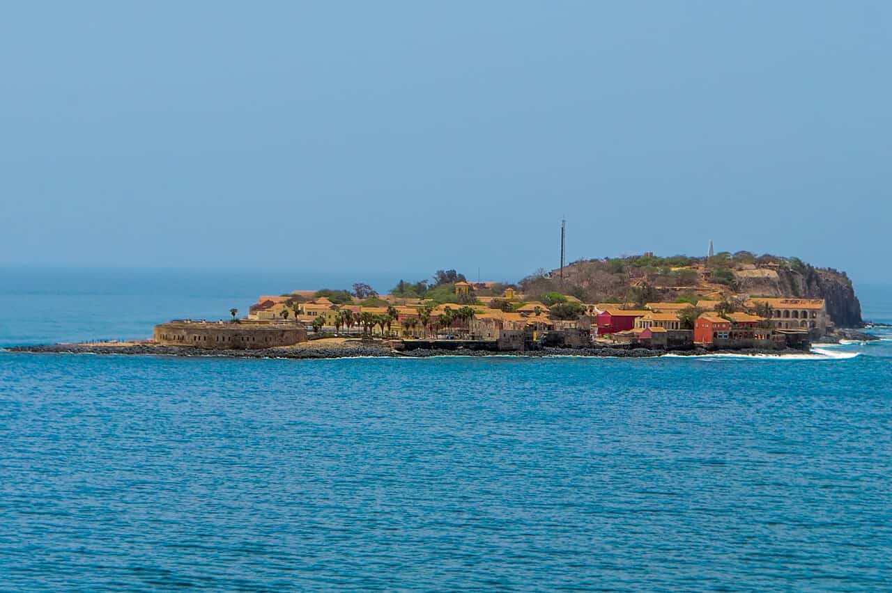 Mit dem Van ohne Allrad durch Westafrika: Ein Abenteuer zwischen Mauretanien, Senegal und Gambia 7 Bunte Insel vor dem blauen Wasser, ideal für Camper, Urlauber, Naturliebhaber und Wassersportfans.
