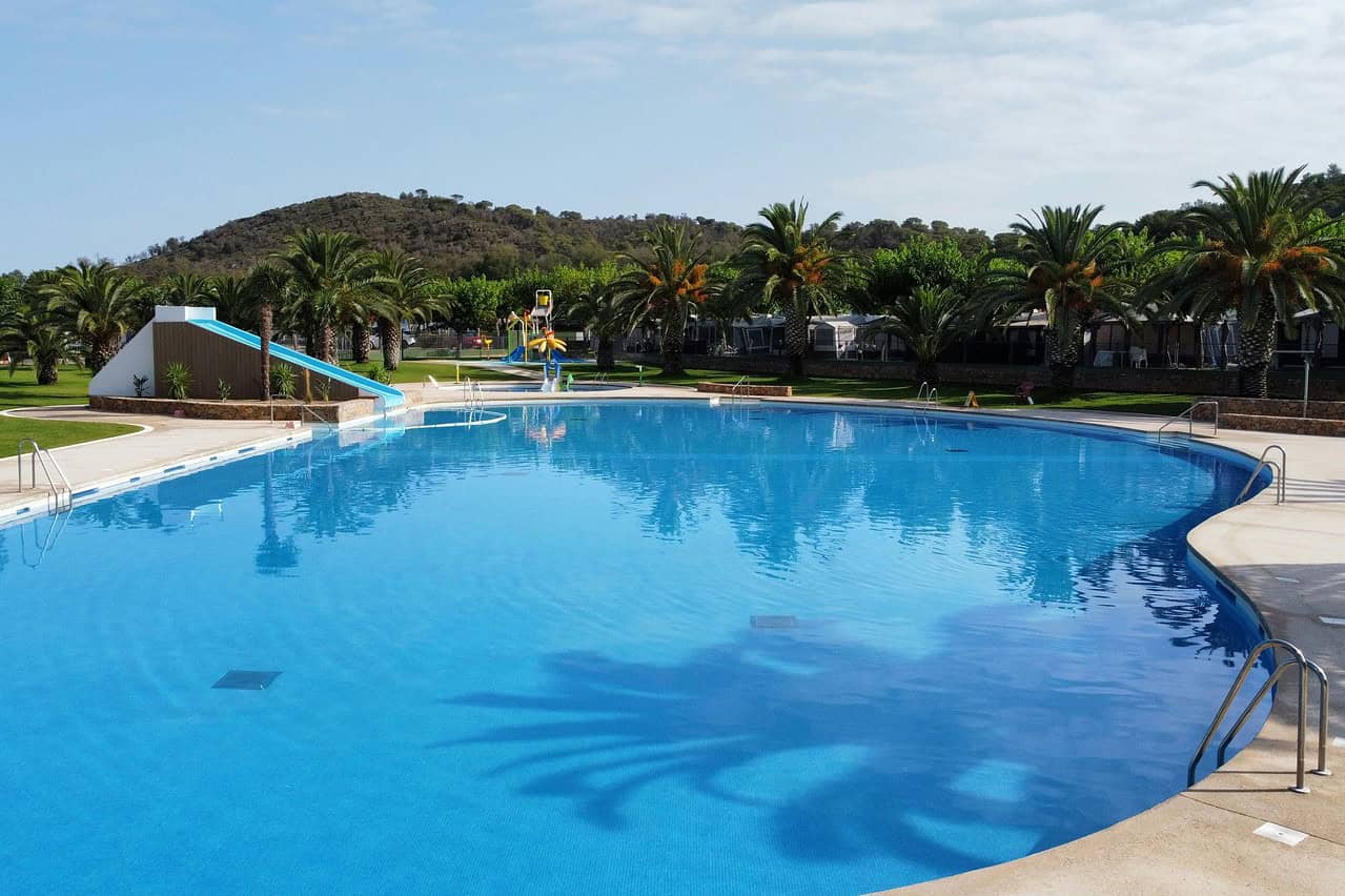 Camping Resort Mas Patoxas Freibad mit kleiner Rutsche auf dem Campingplatz