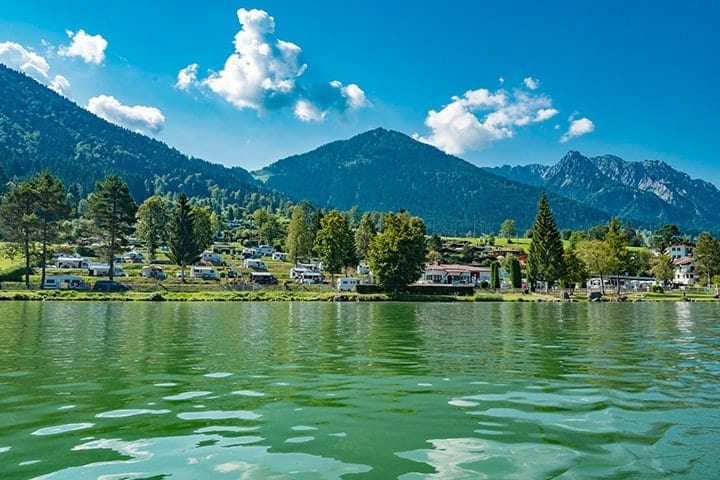 Ferienpark Terrassencamping Sued See Stellplaetze im Schatten unter Baeumen am See auf dem Campingplatz