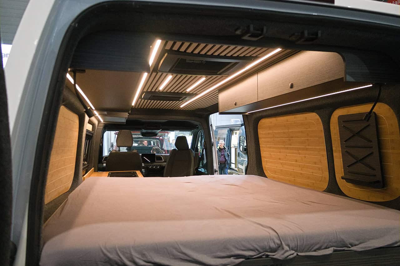 E-Camping neu gedacht: Was das Reichweiten-Wunder Nissan Interstar Eifelland auf der CMT so besonders macht 9 nissan interstar eifelland bett 2